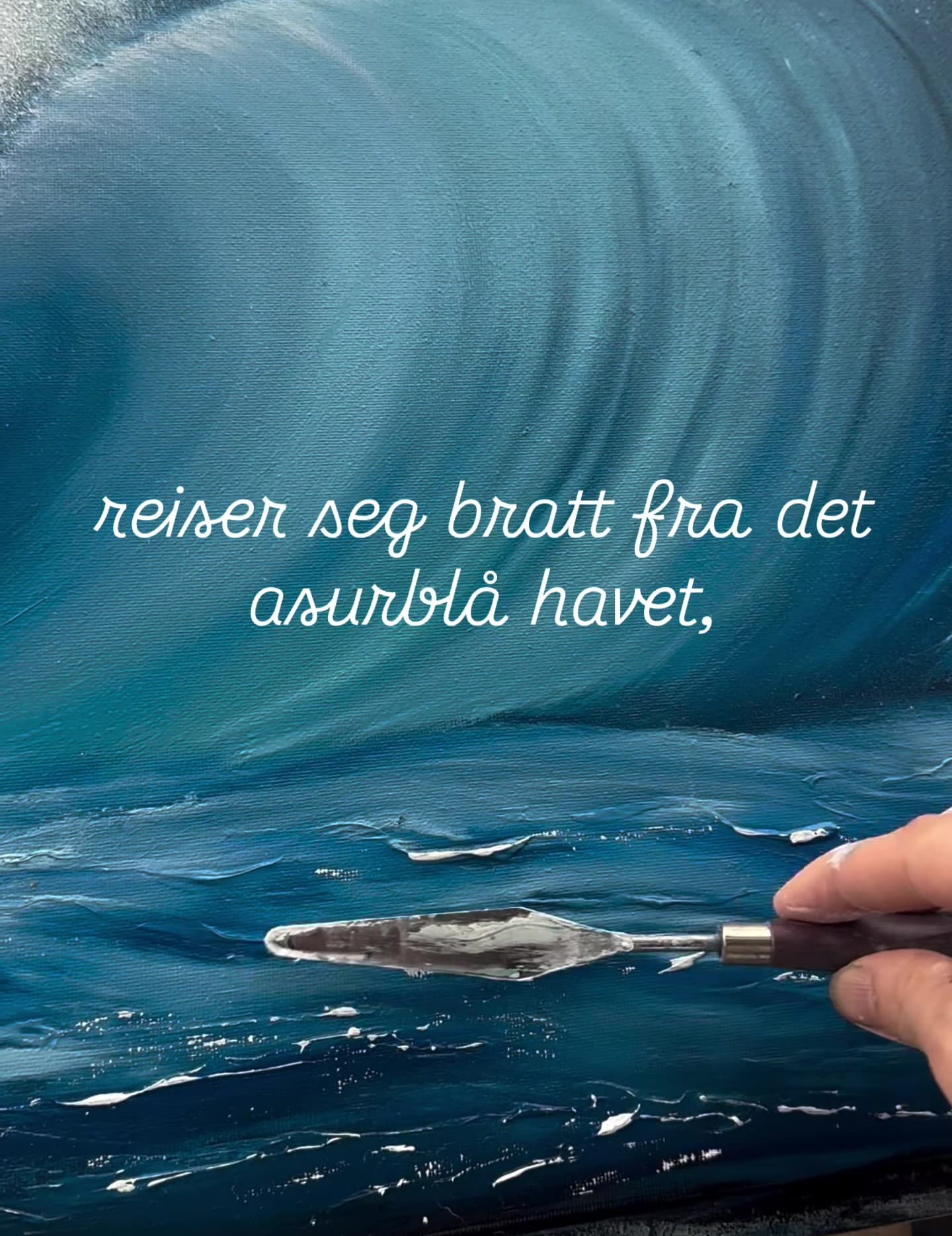 Nærbilde av «Under nordlig himmel»: kraftig asurblå bølge under arbeid.